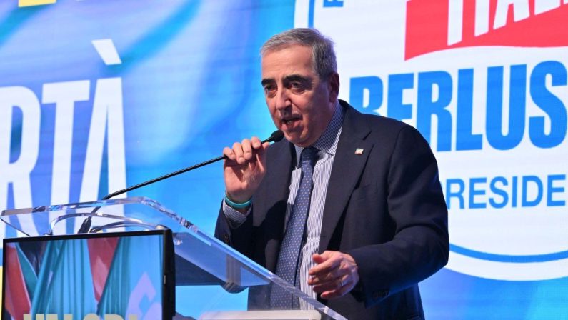 FI, Gasparri si dimette da capogruppo al Senato “Mia decisione autonoma”
