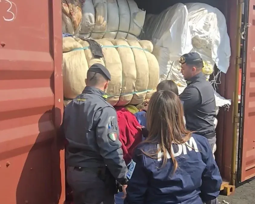 Napoli, sequestrati oltre 130mila chili di rifiuti tessili destinati in Nigeria