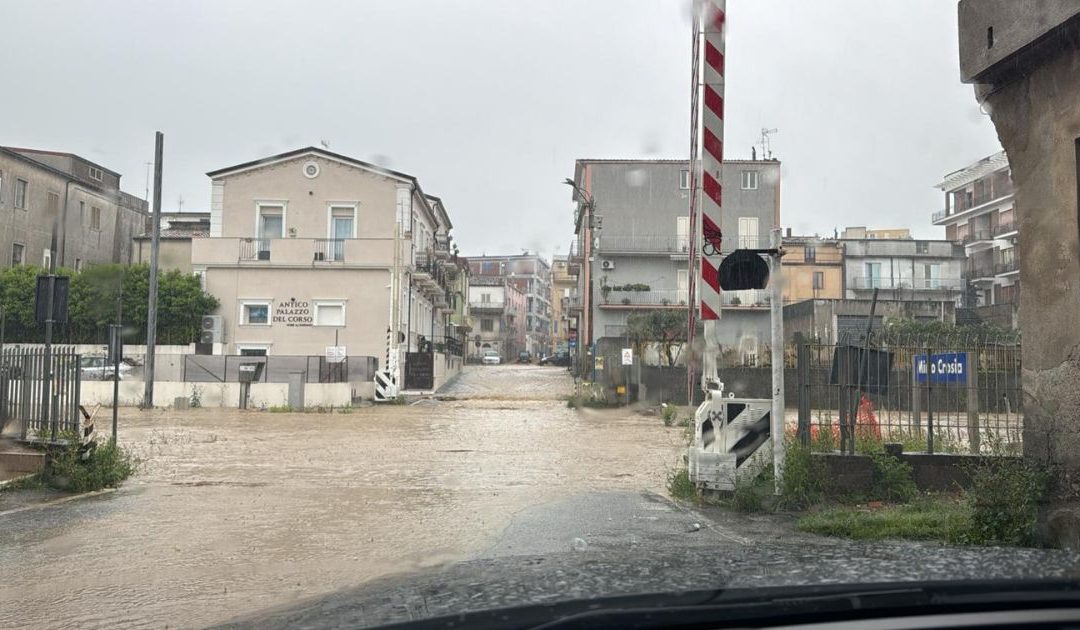 Maltempo, finalmente tregua: a Crosia si liberano le case dal fango