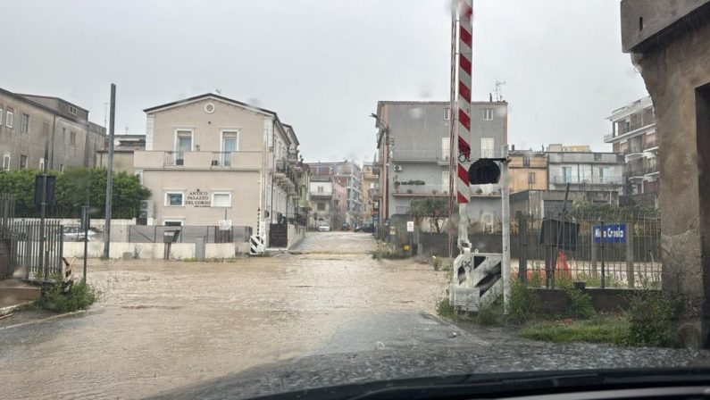 Maltempo, finalmente tregua: a Crosia si liberano le case dal fango