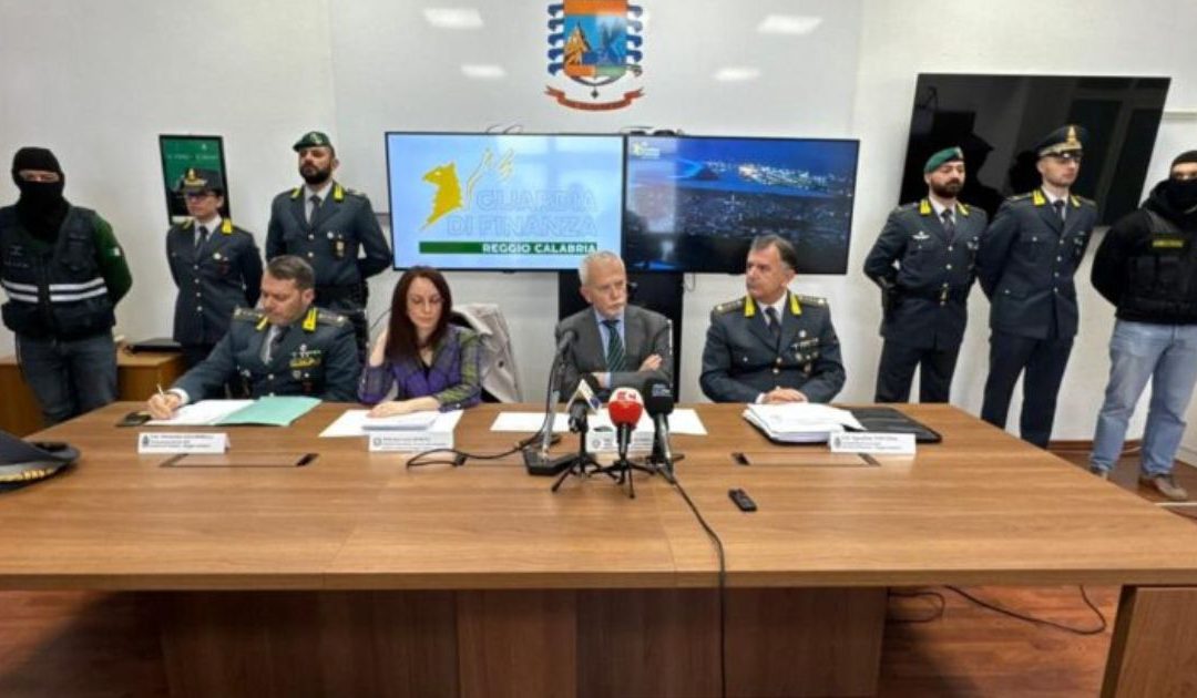 ‘Ndrangheta, chat criptate svelano l’arsenale dei Molé
