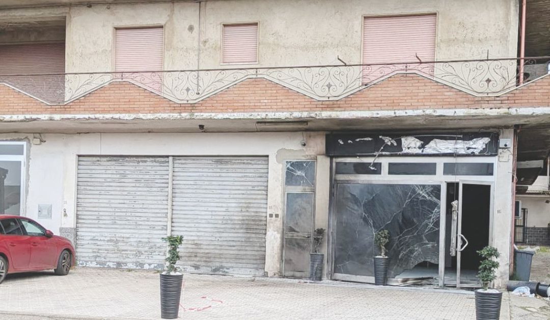 La concessionaria danneggiata