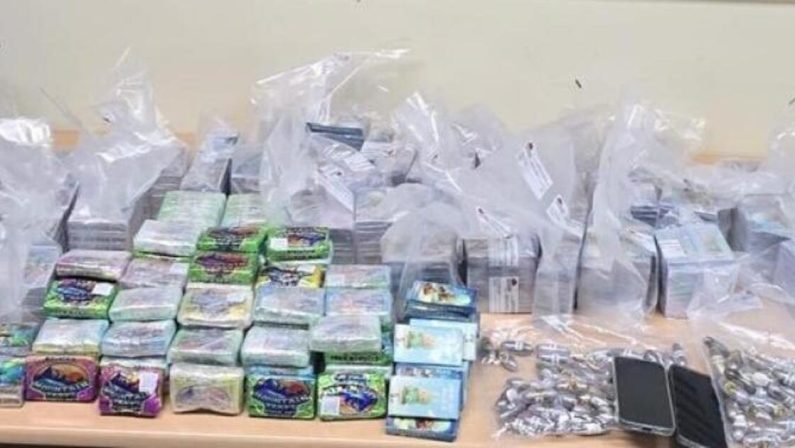 Bari, laboratorio casalingo con hashish “ghiacciato”: sequestro di 60 chili e 2 arresti