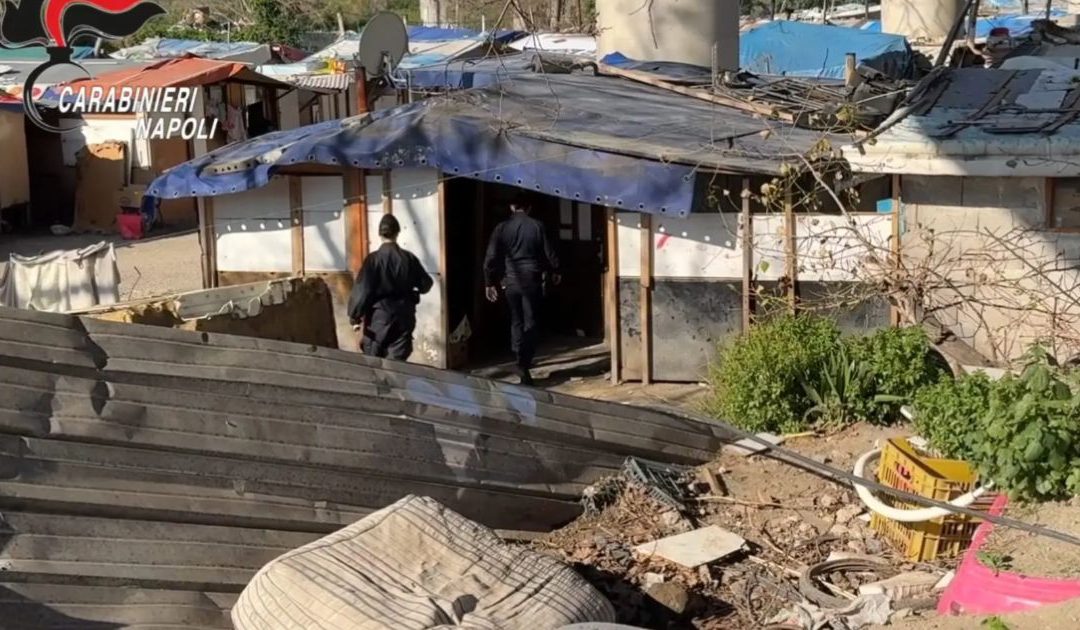 Blitz in un campo nomadi a Napoli, sequestri e proteste: 84 identificati