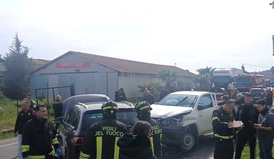 Bovalino, incidente sulla Ss106, coinvolto un tir e cinque auto: 2 feriti gravi