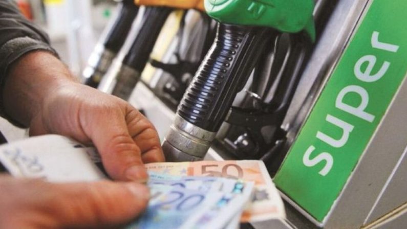 Rincari benzina e gasolio: Basilicata, i prezzi più salati