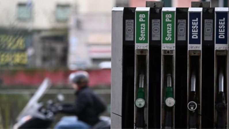 Vairano, prezzi alle stelle e “caccia” al gasolio: sventato furto da un autocarro