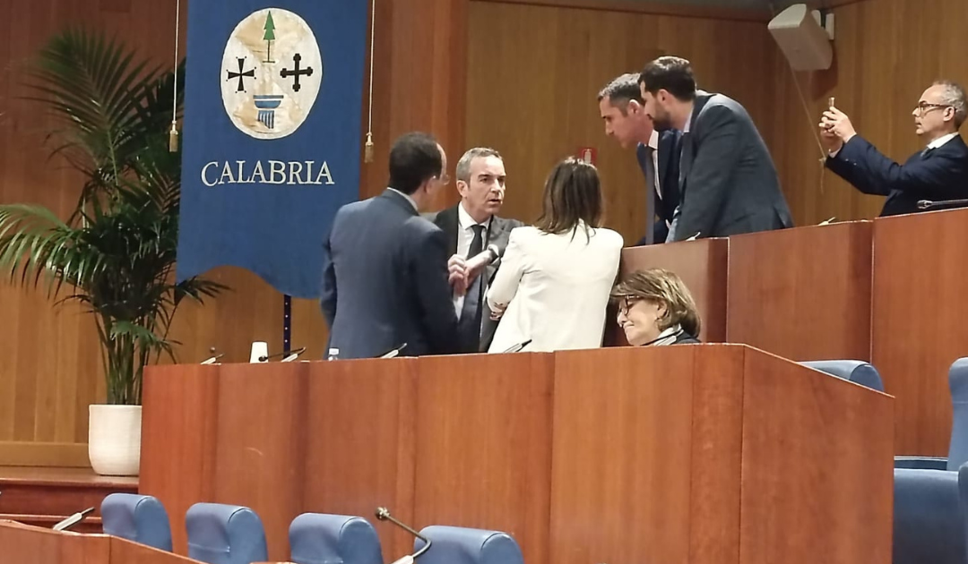 Il presidente Occhiuto dialoga con parte dei consiglieri di minoranza durante la seduta. Da quanto si apprende l'oggetto del confronto era la loro mancata partecipazione alla conferenza stampa del pomeriggio sugli interventi per il maltempo