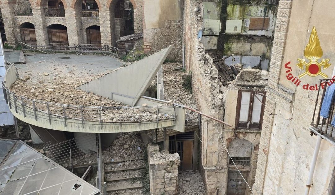 Una immagine del palazzo collassato nel centro storico di Cosenza