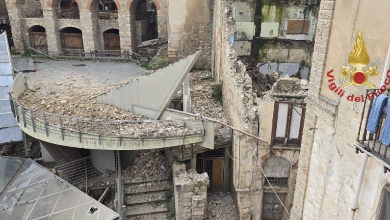 Cosenza, crolla palazzo abbandonato
