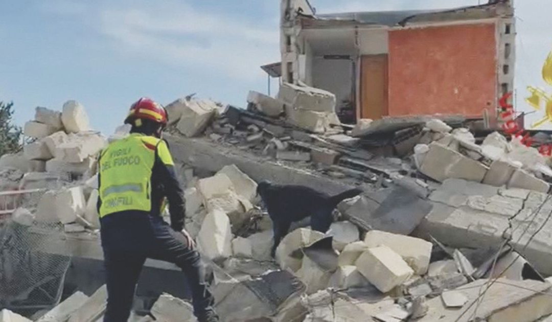 Crollo di un palazzo a Matera: tre famiglie sgomberate