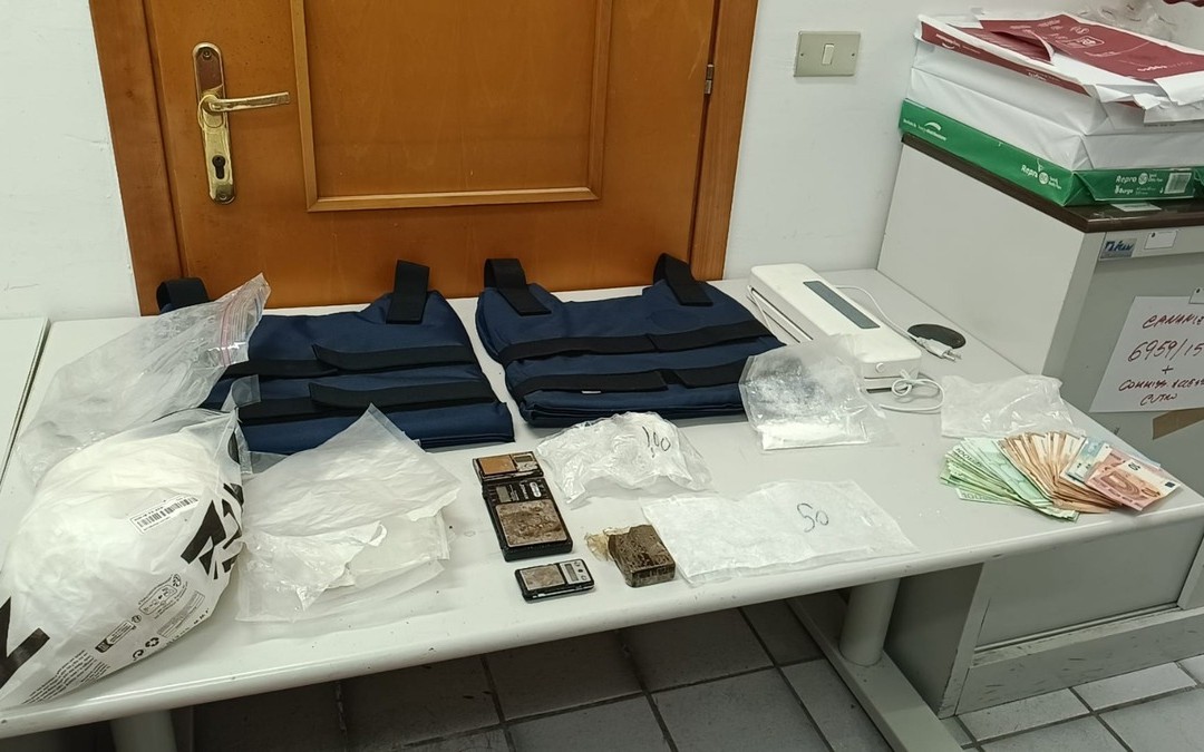 Droga, contanti e giubbotti antiproiettili sequestrati dalla Guardia di finanza di Crotone