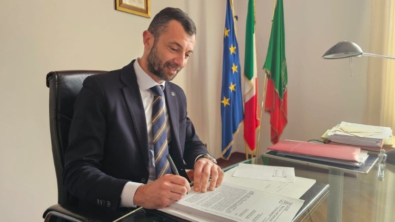 Teorema, 4 arresti per tangenti alla Provincia di Crotone, in carcere l'ex vicepresidente Manica