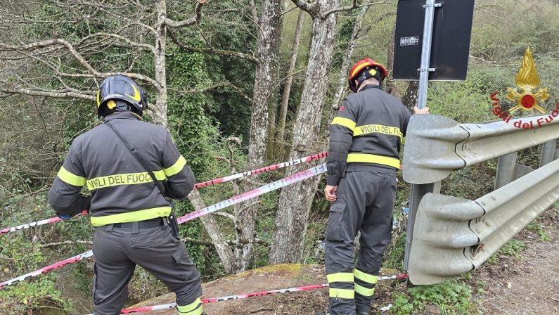 Figline, incidente sul monopattino, padre e figlio finiscono nel fiume dopo un volo di 10 metri