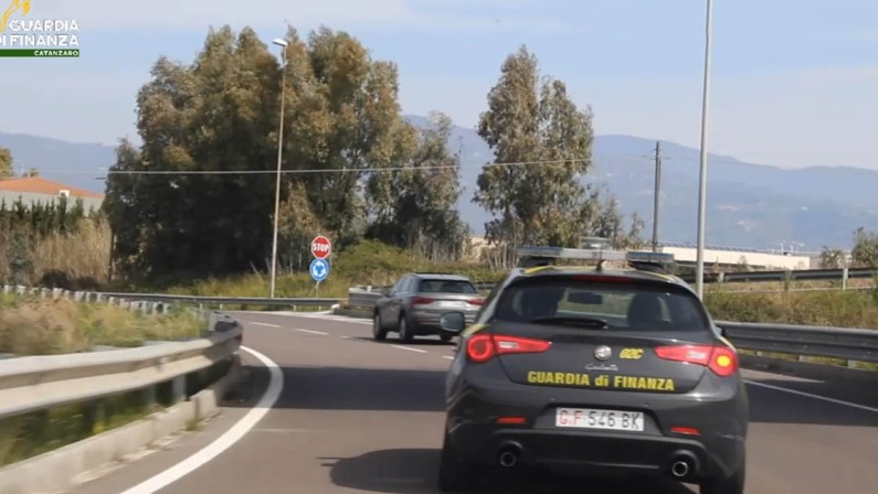 Favoreggiamento immigrazione clandestina, falso e truffa, 61 indagati a Lamezia