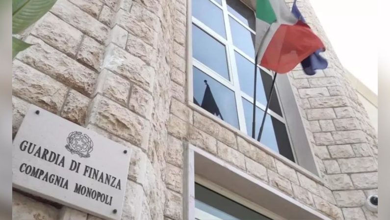 Bari, raggirano anziano disabile, sequestrati 150mila euro