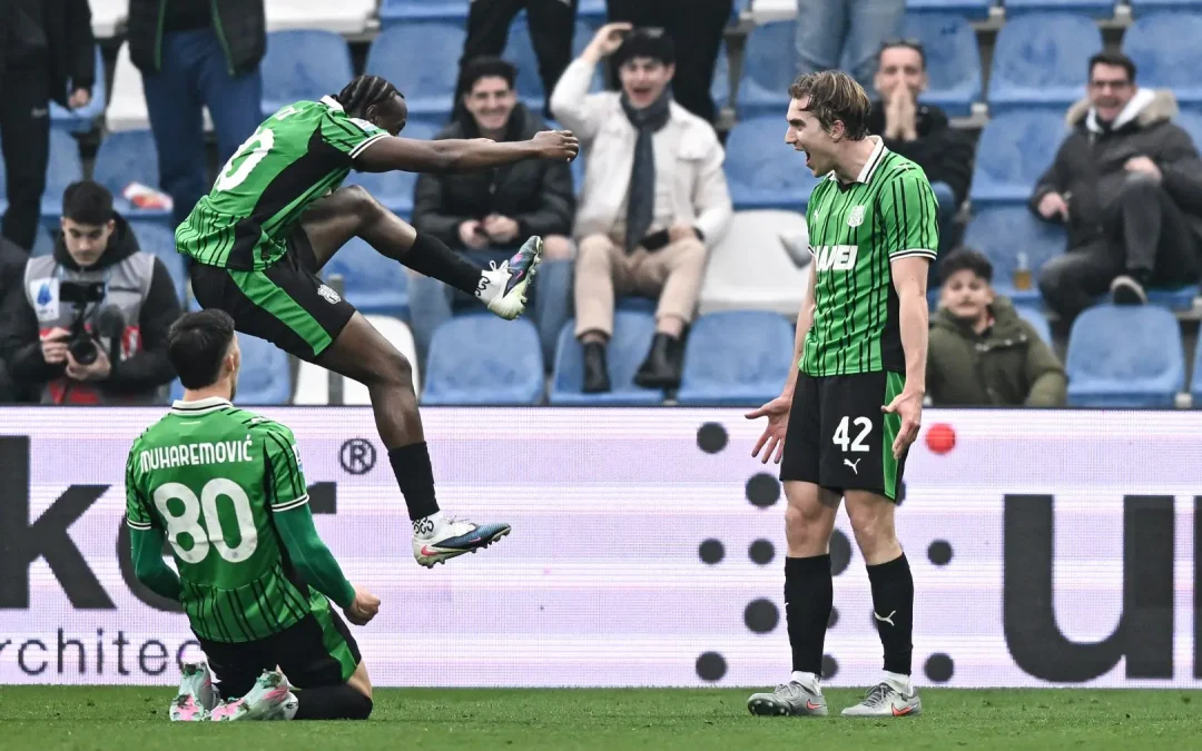 Impresa Sassuolo, in inferiorità numerica per 80 minuti batte l’Atalanta 2-1