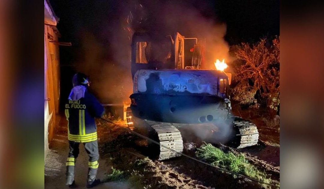 Torano Castello, incendiato escavatore. Fillea chiede più legalità