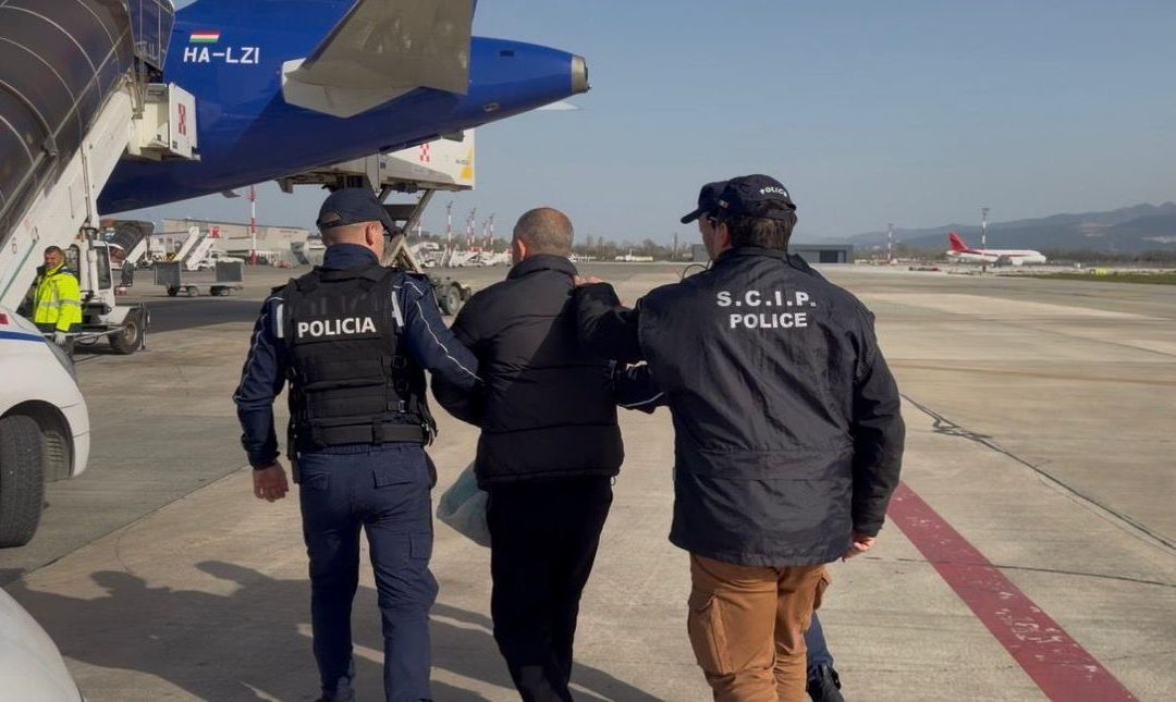 Latitanti dal 1999 per un omicidio nel Casertano, arrestati in Albania dopo 27 anni / Video