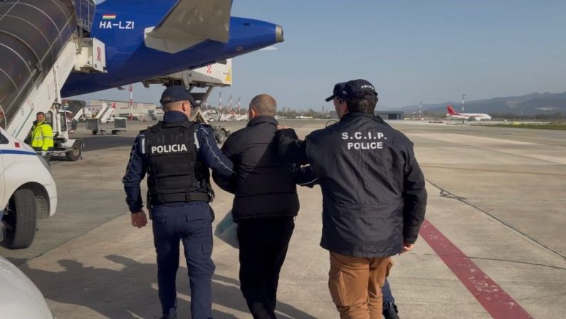 Latitanti dal 1999 per un omicidio nel Casertano, arrestati in Albania dopo 27 anni / Video