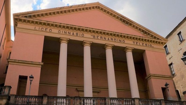 Il dibattito sui licei classici: davvero non ha senso studiare lingue morte?