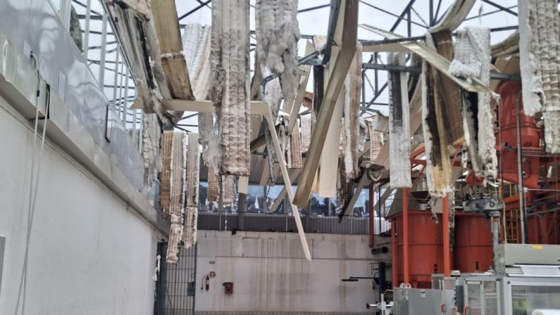 Maltempo, scoperchiato il capannone della torrefazione Gugliemo a Copanello