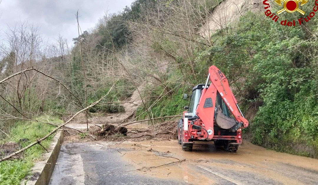 Una delle frane che ha interessato una strada provinciale