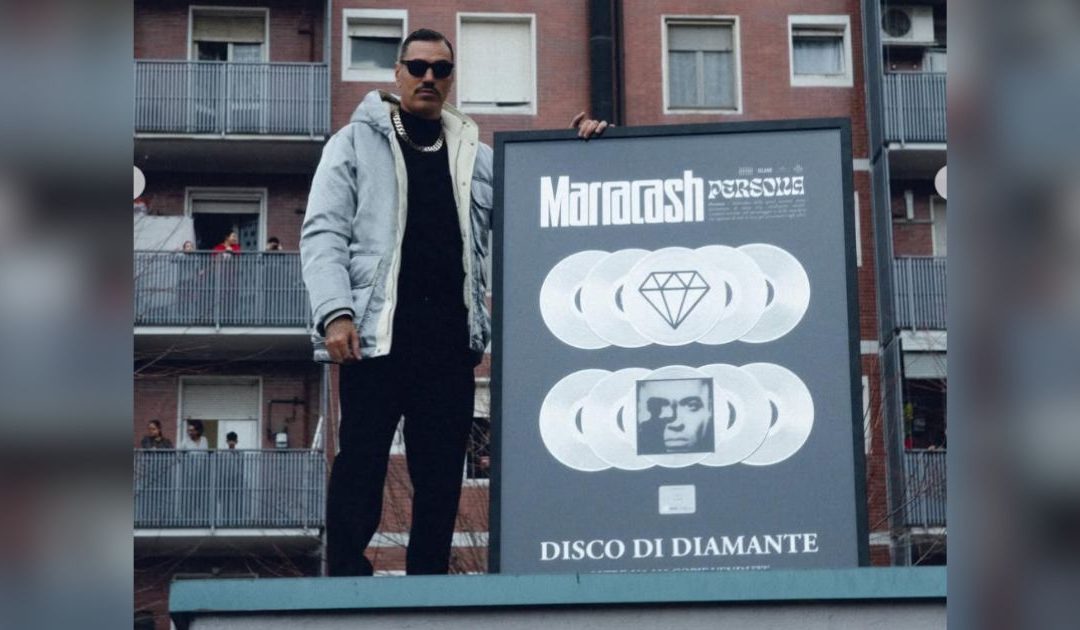 Marracash in Barona (Milano) con il disco di Diamante
