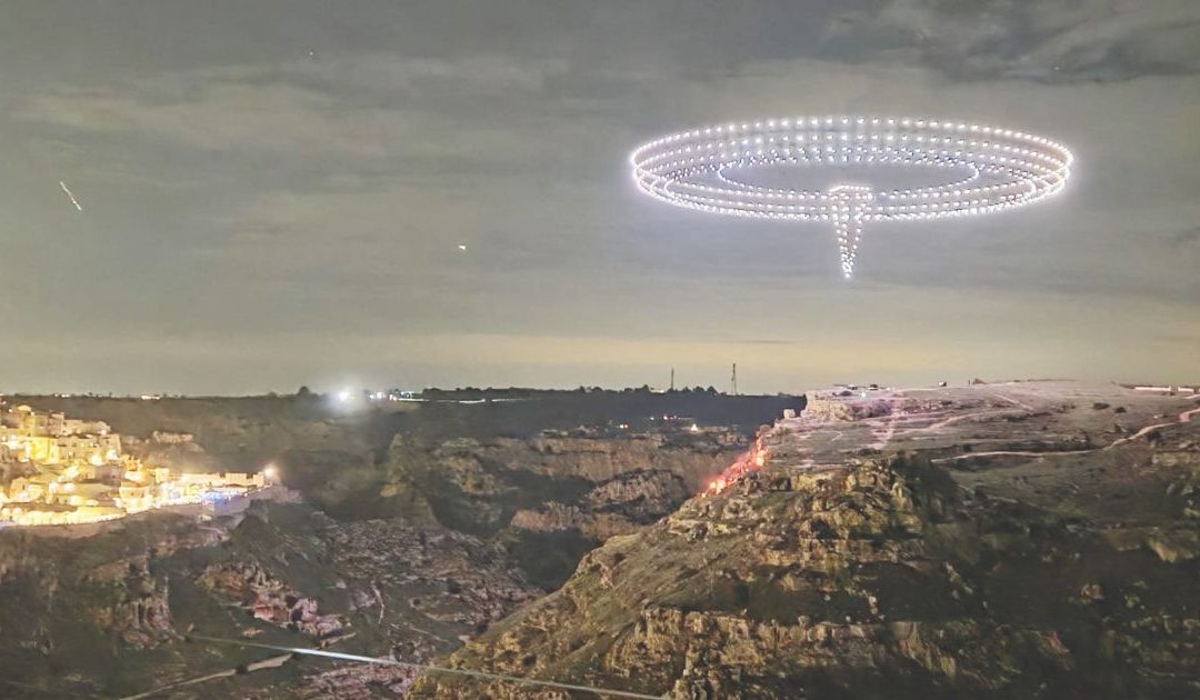 Lo spettacolo dei droni durante la cerimonia inaugurale di Matera 2026