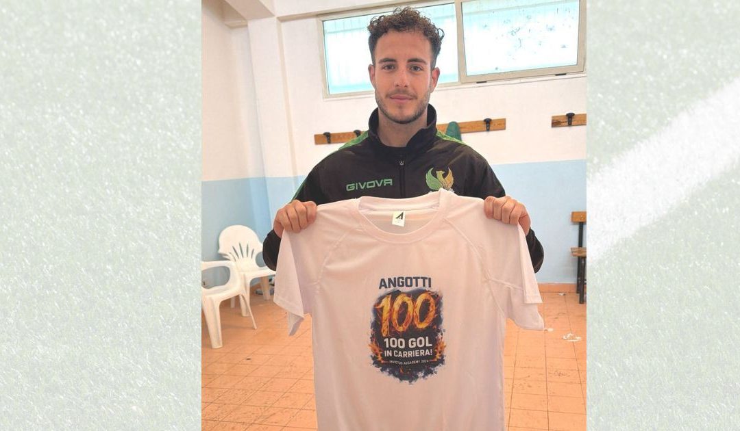 L&amp;#039;attaccante Mattia Angotti con la maglietta celebrativa per i 100 gol in carriera