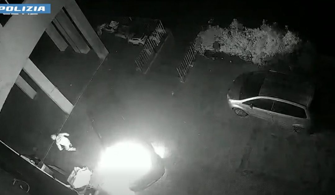 Palmi, incendio a un’auto: arrestato 56enne, tradito dalla camminata