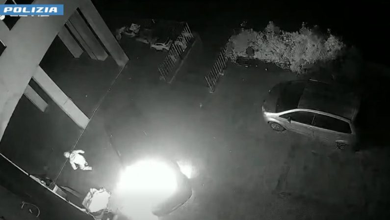 Palmi, incendio a un’auto: arrestato 56enne, tradito dalla camminata (video)