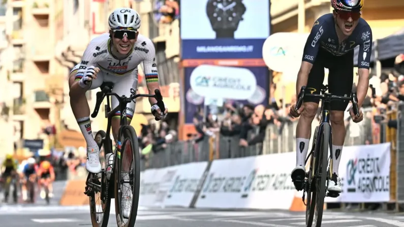 La prima volta di Pogacar alla Milano-Sanremo: cade, recupera e vince in volata. Sua l’edizione n°117 della Classicissima