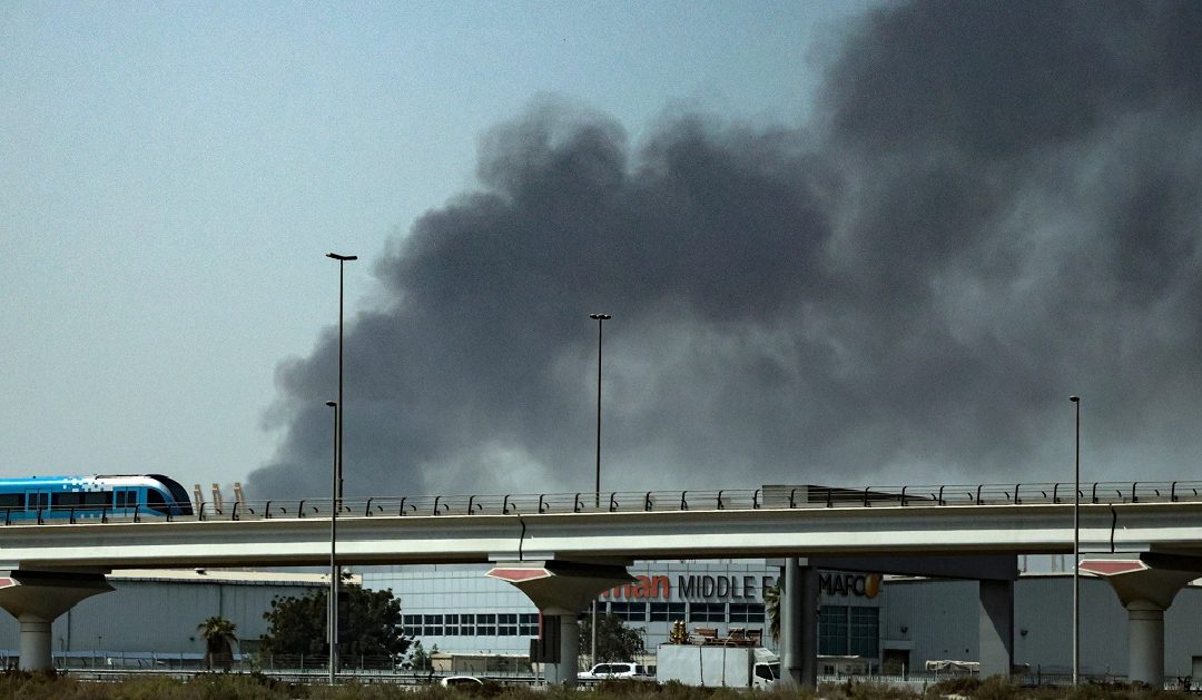 Il fumo che si alza dal porto di Jebel Ali a Dubai a seguito di un attacco missilistico iraniano