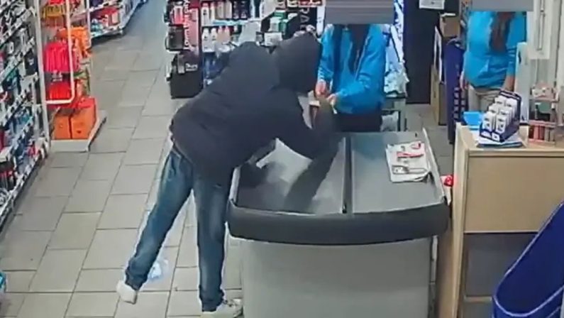 Cosenza, rapina a “Splendidi & Splendenti”: un arresto – VIDEO