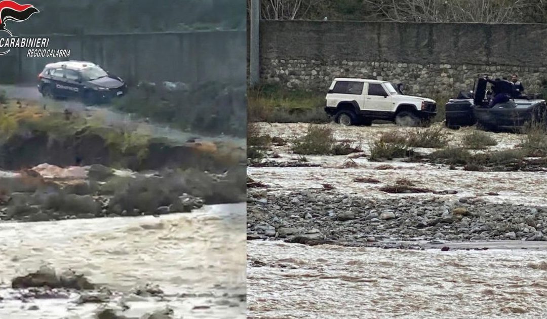 Reggio Calabria, auto si ribalta nel torrente, intrappolati in due