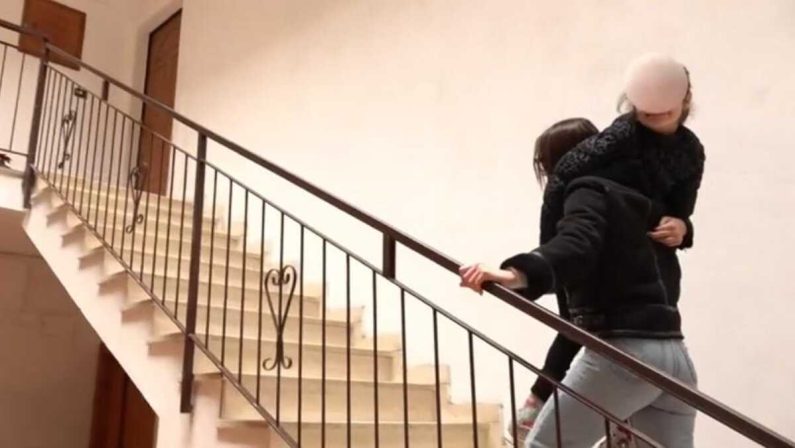 Ricadi, la figlia disabile portata a spalle: Giulia, 10 anni, prigioniera in casa