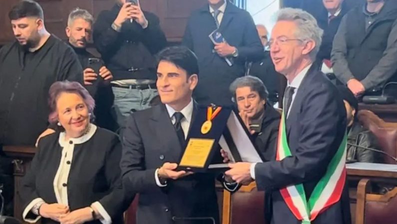 Napoli omaggia Sal Da Vinci, targa e medaglia per il vincitore di Sanremo 2026