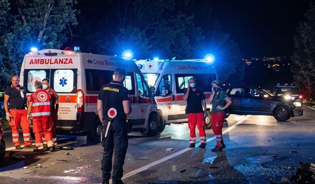 Le ambulanze giunte sul luogo dell'incidente