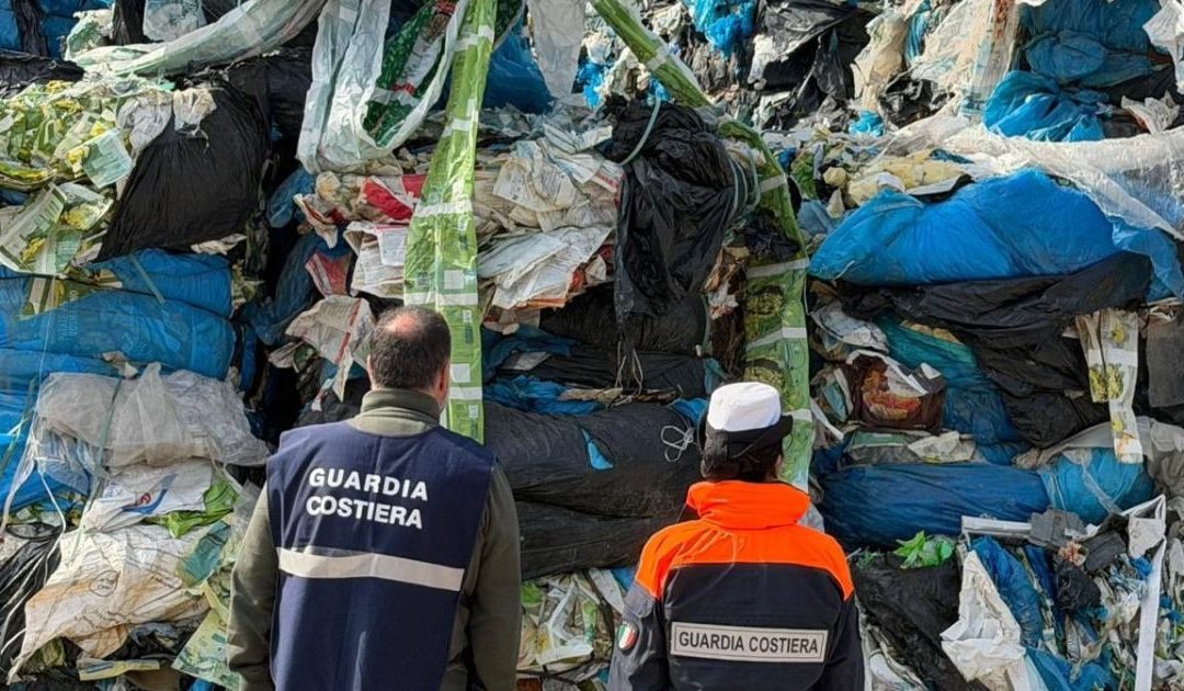 Traffico di rifiuti calabresi in Grecia, interdetto l’imprenditore cosentino e indagati 4 funzionari della Regione