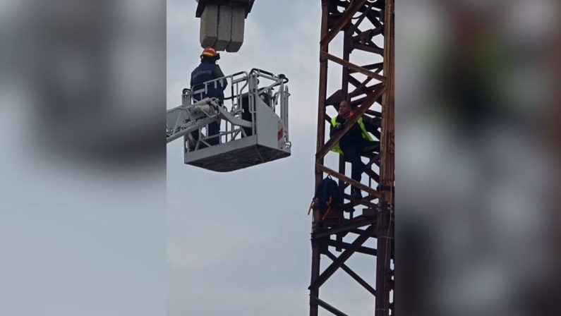 Siderno, uomo sulla gru per protesta: «Voglio giustizia»