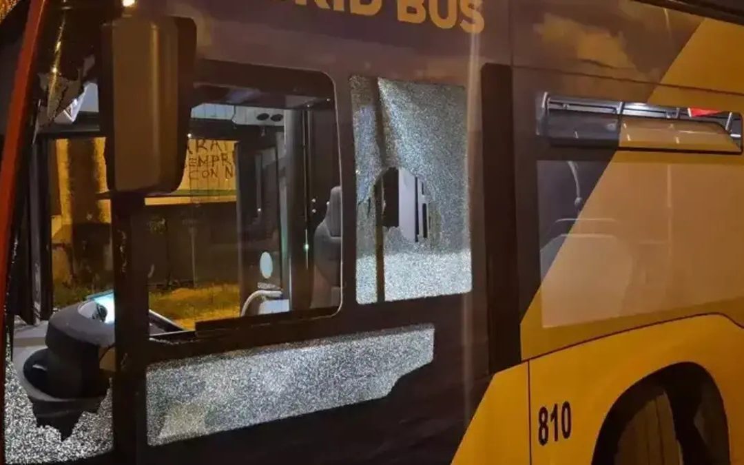Taranto, sassi contro un autobus della linea 810 a Lido Azzurro