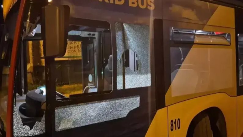 Taranto, sassi contro un autobus della linea 810 a Lido Azzurro