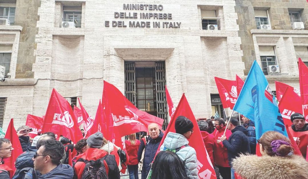 I lavoratori della Natuzzi ieri, lunedì 2 marzo 2026, davanti al Ministero in sit in