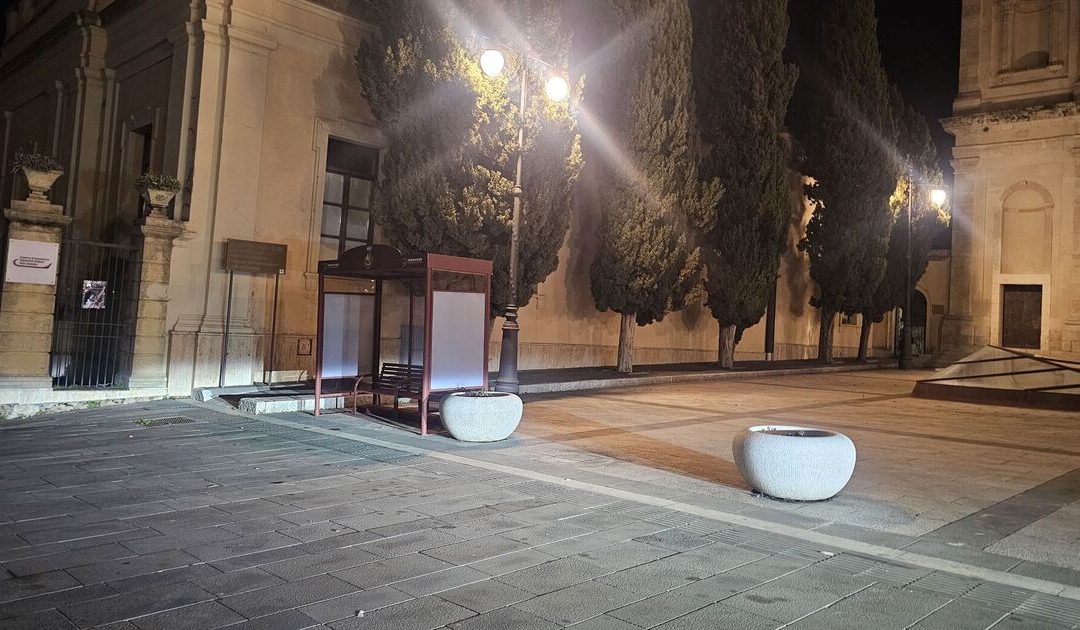 La pensilina installata in Piazza Duomo, a Vibo