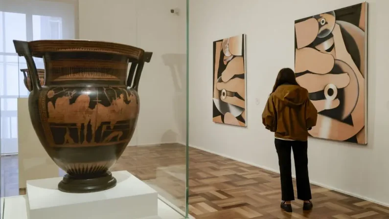 “Vortici”, alle Gallerie d’Italia di Napoli Worth dialoga con la ceramica antica