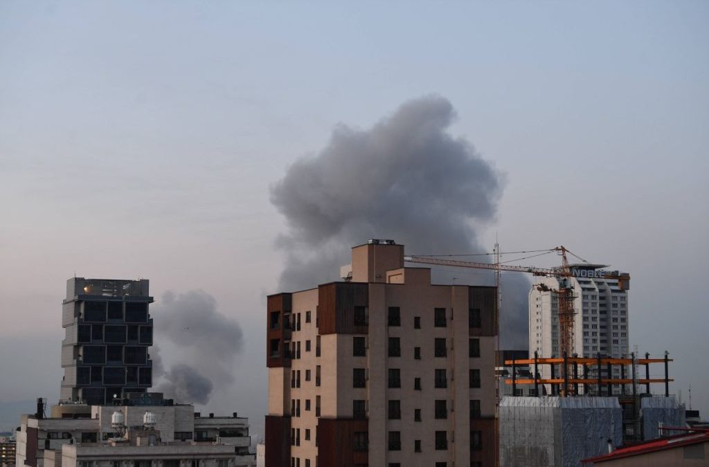 Esplosioni a Teheran e in altre città dell’Iran, risposta missilistica su Tel Aviv
