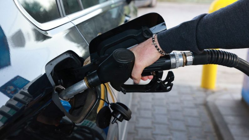 Carburanti, prorogato all’1 maggio il taglio delle accise