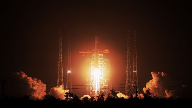 Cina, il razzo Long March-8 invia nello spazio nuovi satelliti Internet