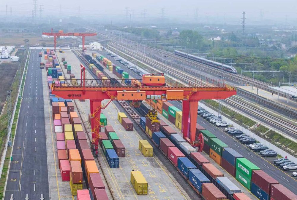 Cina, commercio estero in aumento del 15% nel primo trimestre